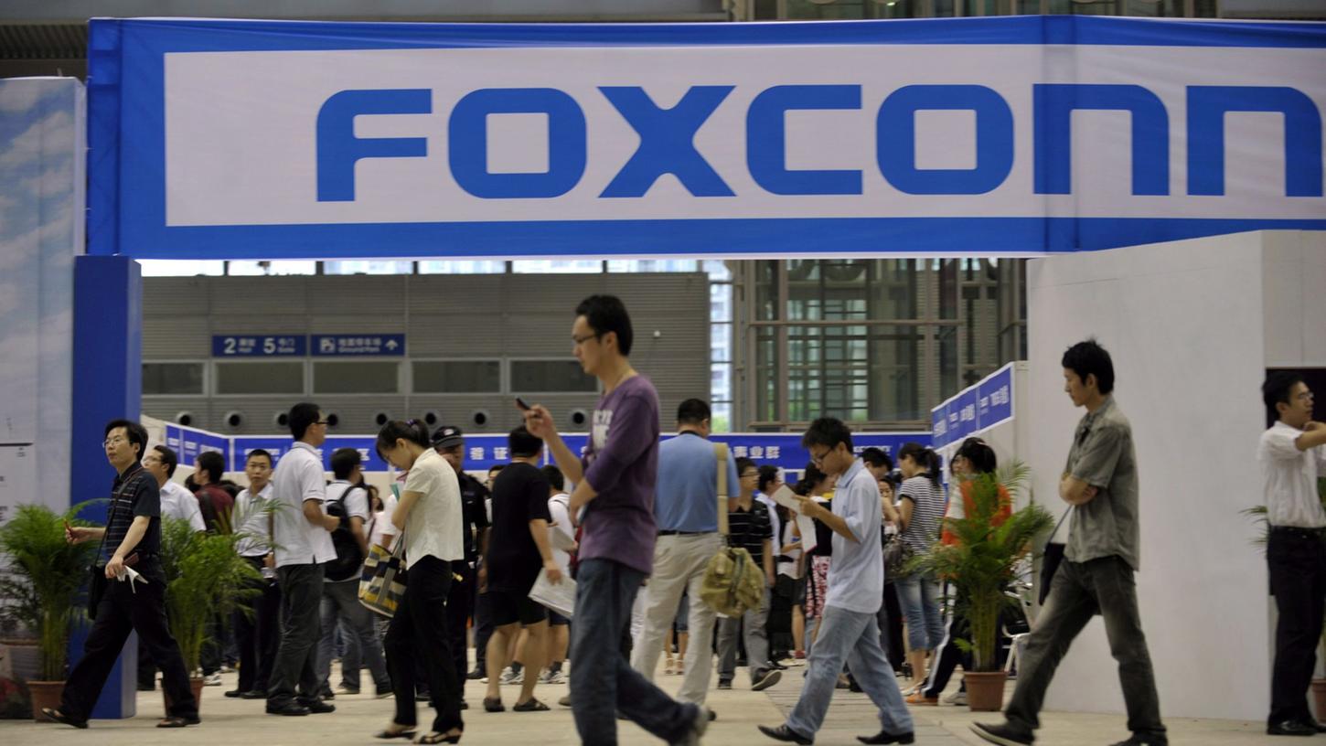 Angestellte eines Foxconn-Werkes. Angestellte eines Foxconn-Werkes.