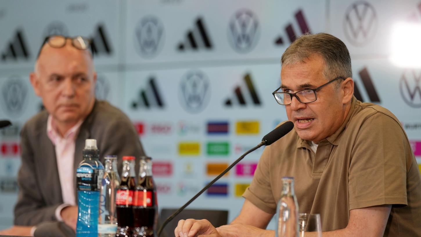 DFB-Präsident Bernd Neuendorf stellt in einer Pressekonferenz in Frankfurt Andreas Rettig (r) als neuen DFB-Geschäftsführer Sport vor.