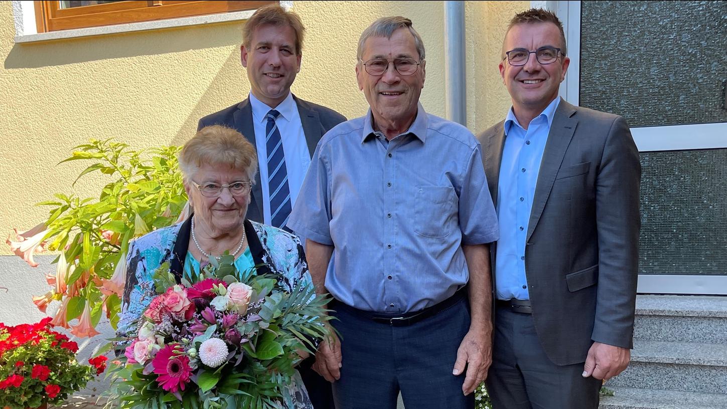 Das Jubelpaar mit Landrat Ulm und Bürgermeister Förtsch (rechts). Das Jubelpaar mit Landrat Ulm und Bürgermeister Förtsch (rechts).