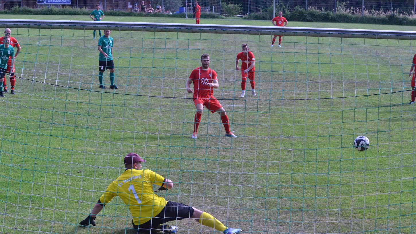 Tobias Streller lässt Moosbachs Schlussmann Toni Dietze keine Chance und trifft per Elfmeter zur 1:0-Führung für die Feuchter Reserve. Tobias Streller lässt Moosbachs Schlussmann Toni Dietze keine Chance und trifft per Elfmeter zur 1:0-Führung für die Feuchter Reserve.