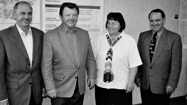 Für 40 beziehungsweise 25 Jahre im öffentlichen Dienst ehrten VG-Geschäftsleiter Helmuth Bloos (links) und Bürgermeister Fritz Walter (rechts) Franz Schweidler und Elfriede Meyer. Schweidler trat 1958 bei der Deutschen Bundespost als Jungpostbote ein, 1965 wechselte er zum Landkreis und 1978 zur Verwaltungsgemeinschaft Gunzenhausen, die damals gegründet wurde. Elfriede Meyer kann auf 25 Jahre zurückblicken. Nach Tätigkeiten in den damals noch selbstständigen Gemeinden Markt Berolzheim und Haundorf kam sie 1978 zur VG Gunzenhausen.