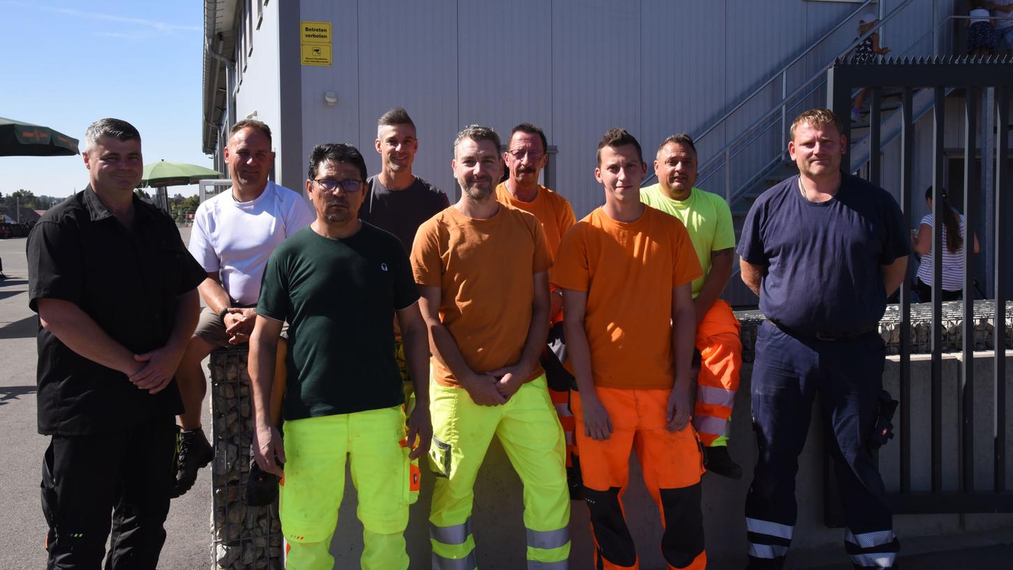 Das Bauhof-Team (v.l.): Andreas Daut, Bernhard Britting, Musa Mohammadi, Simon Kohlmann, Christian Müller, Erich Ameis, Sascha Ameis, Thomas Suft und Jörg Sieben. Das Bauhof-Team (v.l.): Andreas Daut, Bernhard Britting, Musa Mohammadi, Simon Kohlmann, Christian Müller, Erich Ameis, Sascha Ameis, Thomas Suft und Jörg Sieben.