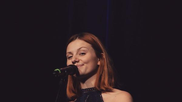 "Zuckerjoke und Peitsche" heißt das erste Abendprogramm von Lara Ermer. Am Freitag stellt die Fürther Autorin ihre Show über die Absurditäten des Alltags im Jungen Theater Forchheim vor. Beginn: 20 Uhr.
