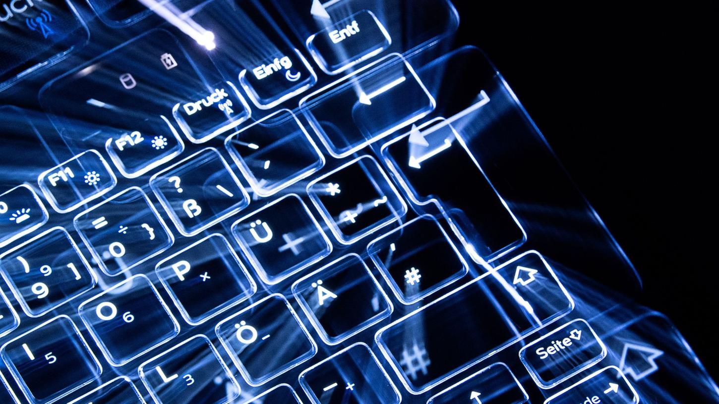 In Süddeutschland und der Ukraine gab es Durchsuchungen wegen Cyber-Kriminalität. In Süddeutschland und der Ukraine gab es Durchsuchungen wegen Cyber-Kriminalität.