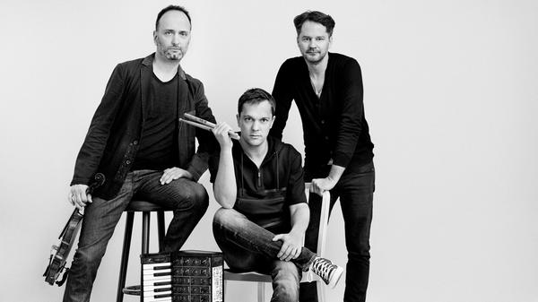 Bevor in der Kongresshalle die Bagger ans Werk gehen und das Areal für eine dauerhafte kulturelle Nutzung in Form bringen, öffnet die Stadt einen Teil des Geländes für unterschiedliche Veranstaltungsformate. Daher finden von Mittwoch bis Samstag vier Events bei freiem Eintritt statt, die exemplarisch die Potenziale zeigen sollen, die mit der Ermöglichung dieser neuen Räumlichkeiten erwachsen können. Der Reihe nach konzertieren LionLion, Loni Elle, das Johannes Motschmann Trio (Foto) und zu guter Letzt das Disco Jacuzzi Ensemble. Start ist jeweils um 20 Uhr.