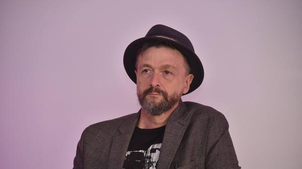 Vorhang auf für die nächste Runde des Hin & Herzo Festivals, dem Kulturfestival der Stadt Herzogenaurach. Bei der von Donnerstag bis Sonntag gehenden Veranstaltung treten Künstlerinnen und Künstler unterschiedlichster Genres ins Rampenlicht. Neben Konzerten serviert das Event auch Musikrevues, Kabarett- und Podcastshows sowie Auftritte von Performancegruppen und Lesungen wie die von Ralf König (Foto). Hier geht's zu den Details.