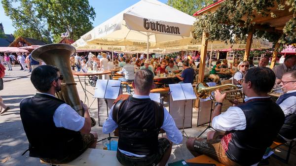 Das Nürnberger Altstadtfest auf Insel Schütt, Hans-Sachs-Platz und in der Katharinenruine biegt in die zweite Woche ein. Bis 1. Oktober darf hier noch gefeiert werden. Die Programminfos gibt's hier.
