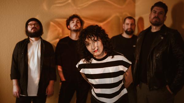 Die Formation Melonball knöpft sich am Samstag den Fürther Kunstkeller o27 vor. Ab 20 Uhr ist das Haus geöffnet. Neben der Nürnberger Band, die wuchtigen Punkrock vom Stapel lässt, treten Nufo und Sir Veja auf. Der Abend steht unter dem Motto "Kein Bock auf Nazis".