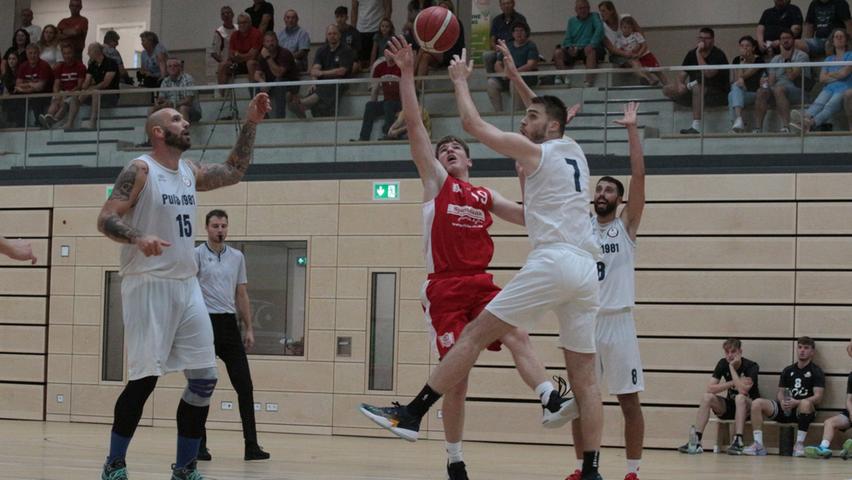 Im ersten Spiel in der neuen Treuchtlinger Sporthalle trafen die VfL-Baskets (am Ball Paul Mutterer) auf das Team von KK Pula aus Kroatien.