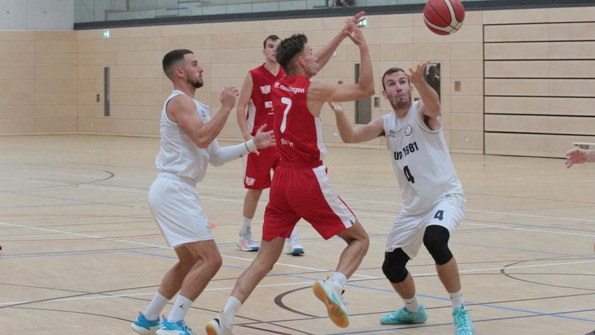 Im ersten Spiel in der neuen Treuchtlinger Sporthalle trafen die VfL-Baskets (Mitte Julian Bürlein) auf das Team von KK Pula aus Kroatien.