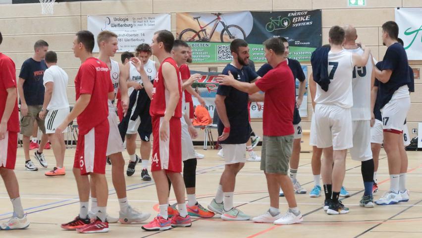 Faire Gesten zwischen beiden Teams gab es zum Abschluss des Halbfinales zwischen den VfL-Baskets und Pula.
