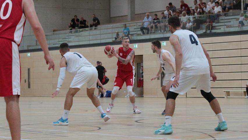 Im ersten Spiel in der neuen Treuchtlinger Sporthalle trafen die VfL-Baskets (am Ball Lukas Ecke) auf das Team von KK Pula aus Kroatien.