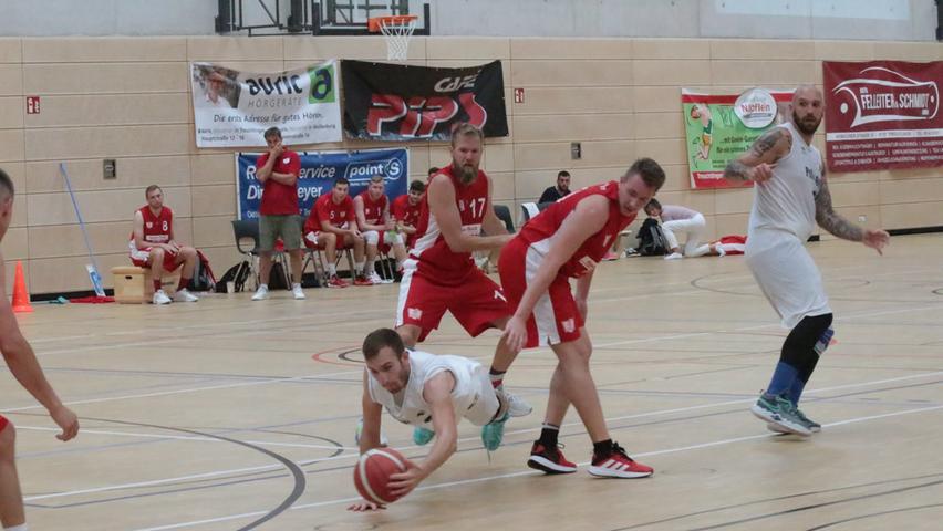 Im ersten Spiel in der neuen Treuchtlinger Sporthalle lieferten sich die VfL-Baskets einen heißen Fight mit dem Team von KK Pula aus Kroatien.