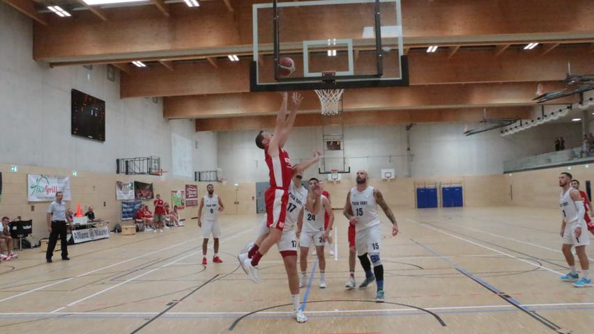 Im ersten Spiel in der neuen Treuchtlinger Sporthalle trafen die VfL-Baskets auf das Team von KK Pula aus Kroatien.