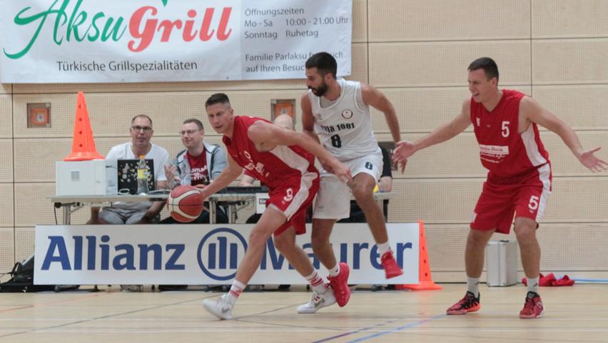 Im ersten Spiel in der neuen Treuchtlinger Sporthalle trafen die VfL-Baskets (links Claudio Huhn, rechts Kevin Vogt) auf das Team von KK Pula aus Kroatien.