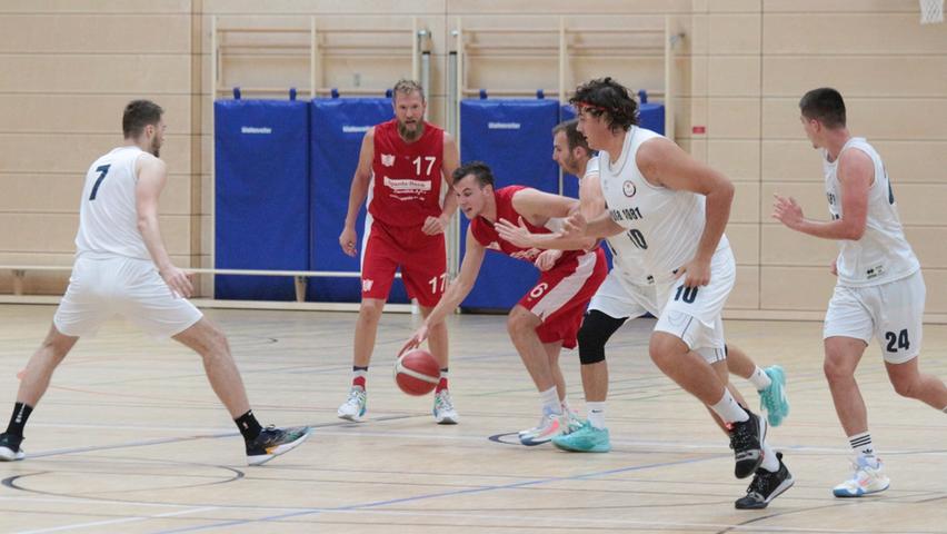 Im ersten Spiel in der neuen Treuchtlinger Sporthalle trafen die VfL-Baskets (am Ball Moritz Schwarz) auf das Team von KK Pula aus Kroatien.