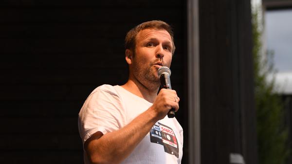 Kabarettist und Hausmann Bumillo bespielt am Samstag das Erlanger Fifty-Fifty. Der Comedian betritt um 20 Uhr das Podium. Auf dem Spielplan steht die Show "Haushaltsloch".