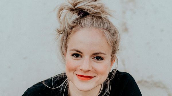 In der gebürtigen Bremerin Julia Engelmann wohnen vielerlei Talente. Denn sie singt, schauspielert und schreibt. Am Samstag kommt die Künstlerin in die Erlanger Heinrich-Lades-Halle gerauscht, um hier ihr Album "Splitter" vorzustellen. Start: 20 Uhr.