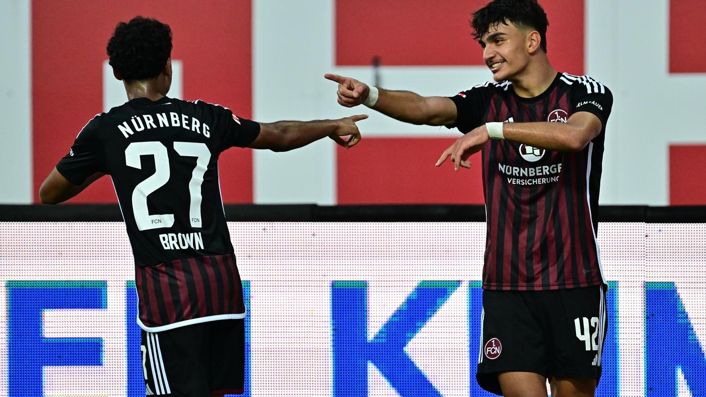 Zwei, die sich mögen: Nathaniel Brown und Can Uzun beim Torjubel im Derby. Zwei, die sich mögen: Nathaniel Brown und Can Uzun beim Torjubel im Derby.