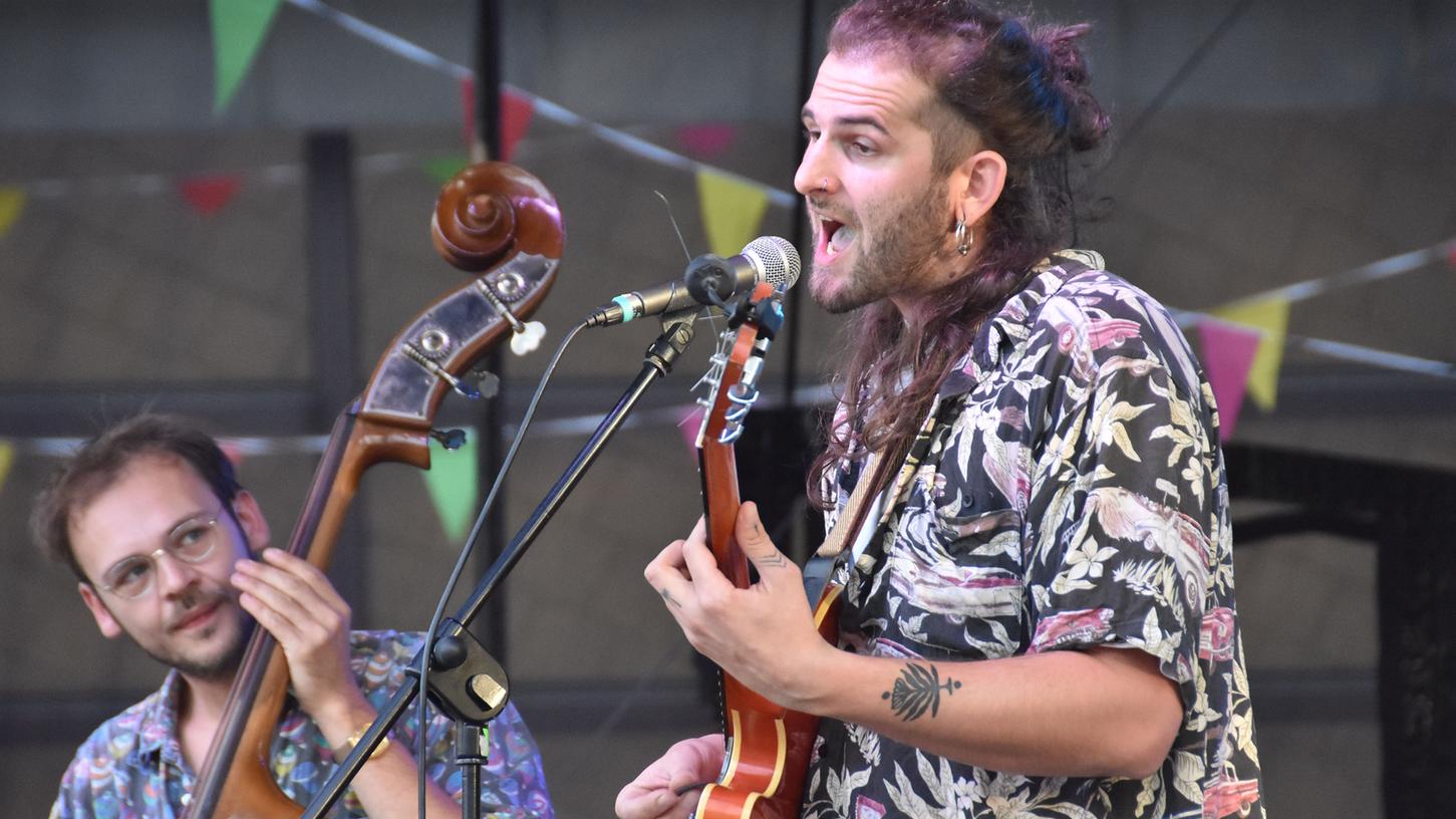 Zwei Drittel schreiende Reinhardts: Bassist Oliver Zoglauer sowie Gitarrist und Sänger Philipp Hautmann beschlossen die Kulturterrasse Fürth 2023. Zwei Drittel schreiende Reinhardts: Bassist Oliver Zoglauer sowie Gitarrist und Sänger Philipp Hautmann beschlossen die Kulturterrasse Fürth 2023.