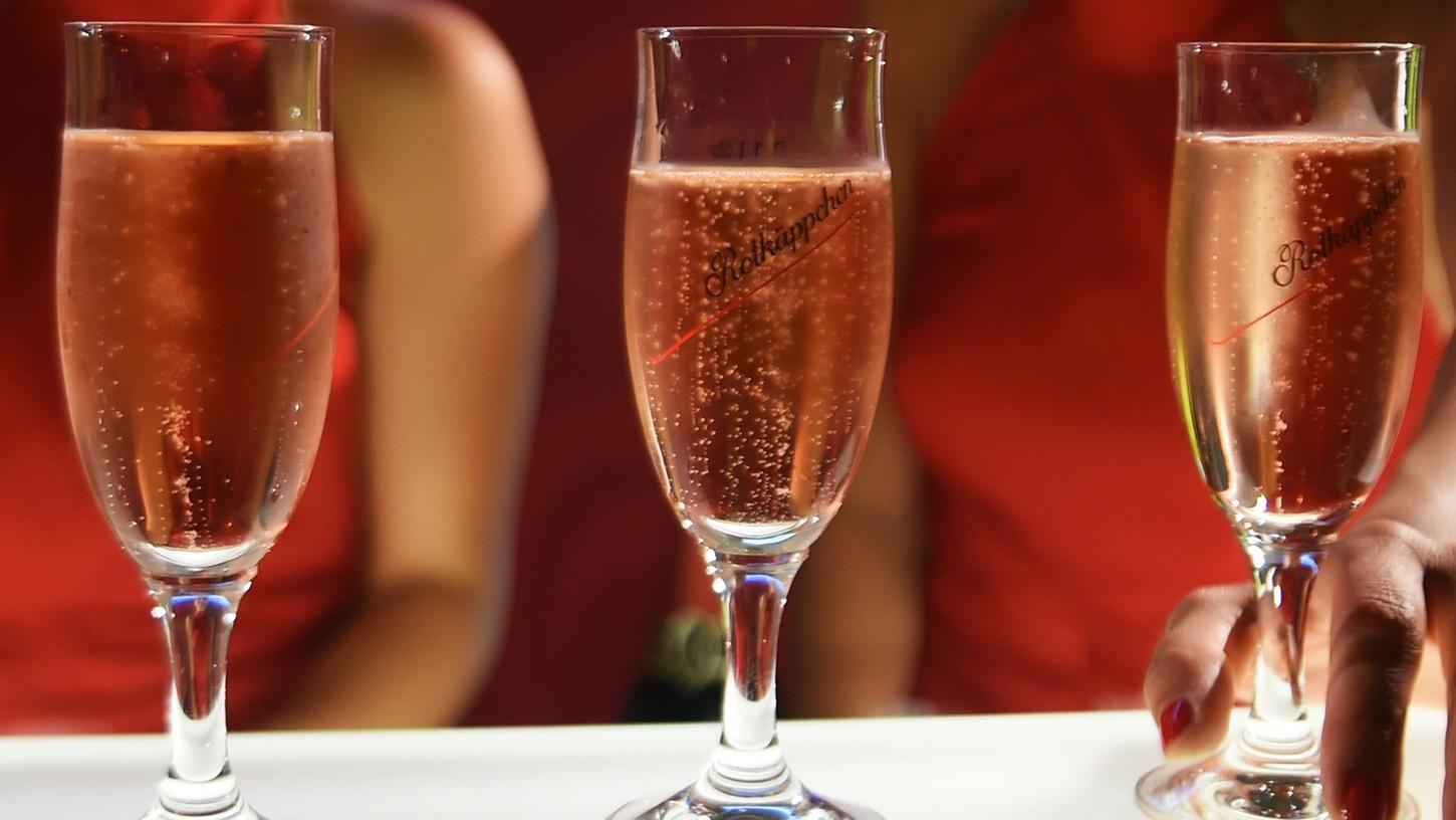 Der Umgang mit Alkohol ist in Deutschland zu lax, sagt der Drogen- und Suchtbeauftragte der Bundesregierung. Der Umgang mit Alkohol ist in Deutschland zu lax, sagt der Drogen- und Suchtbeauftragte der Bundesregierung.