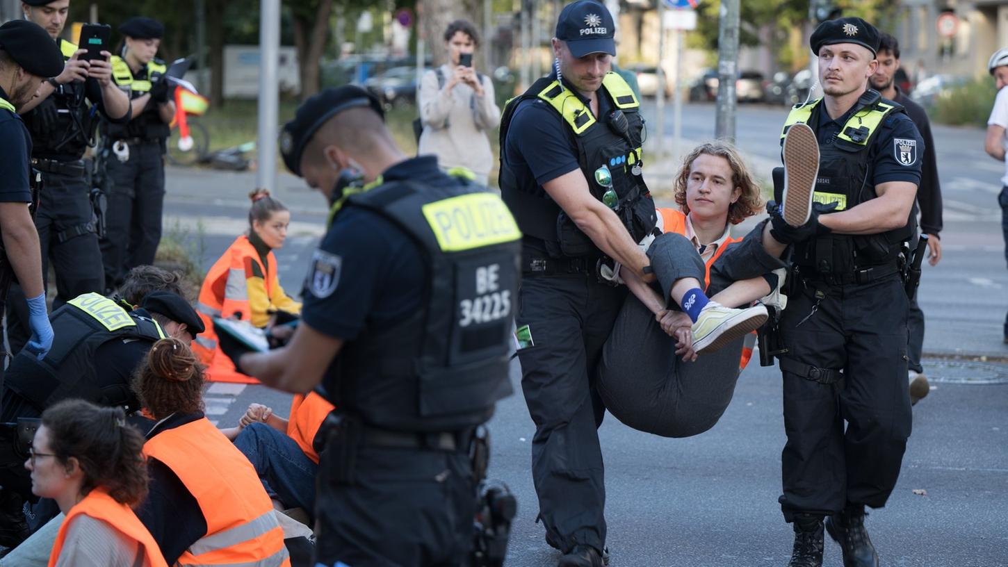 Die Polizei ist mit 500 Beamten im Einsatz. Hier werden Aktivisten der Letzten Generation vom Mehringdamm in Berlin weggetragen. Die Polizei ist mit 500 Beamten im Einsatz. Hier werden Aktivisten der Letzten Generation vom Mehringdamm in Berlin weggetragen.