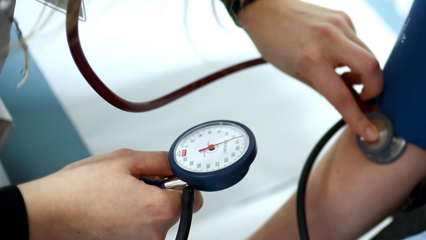 Die Zahl der Menschen mit hohem Blutdruck hat sich laut WHO zwischen 1990 und 2019 verdoppelt - auf rund 1,3 Milliarden Menschen.