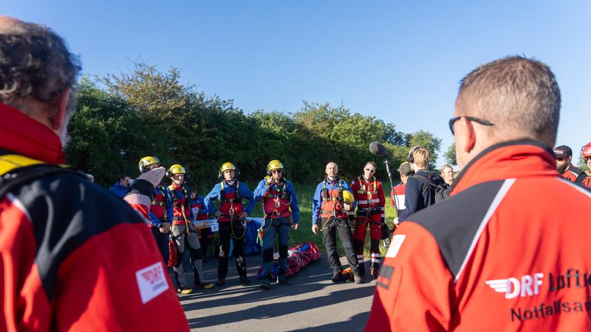 Zehn Luftretter der Bergwacht übten mit der Besatzung des Rettungshubschraubers. Zehn Luftretter der Bergwacht übten mit der Besatzung des Rettungshubschraubers.