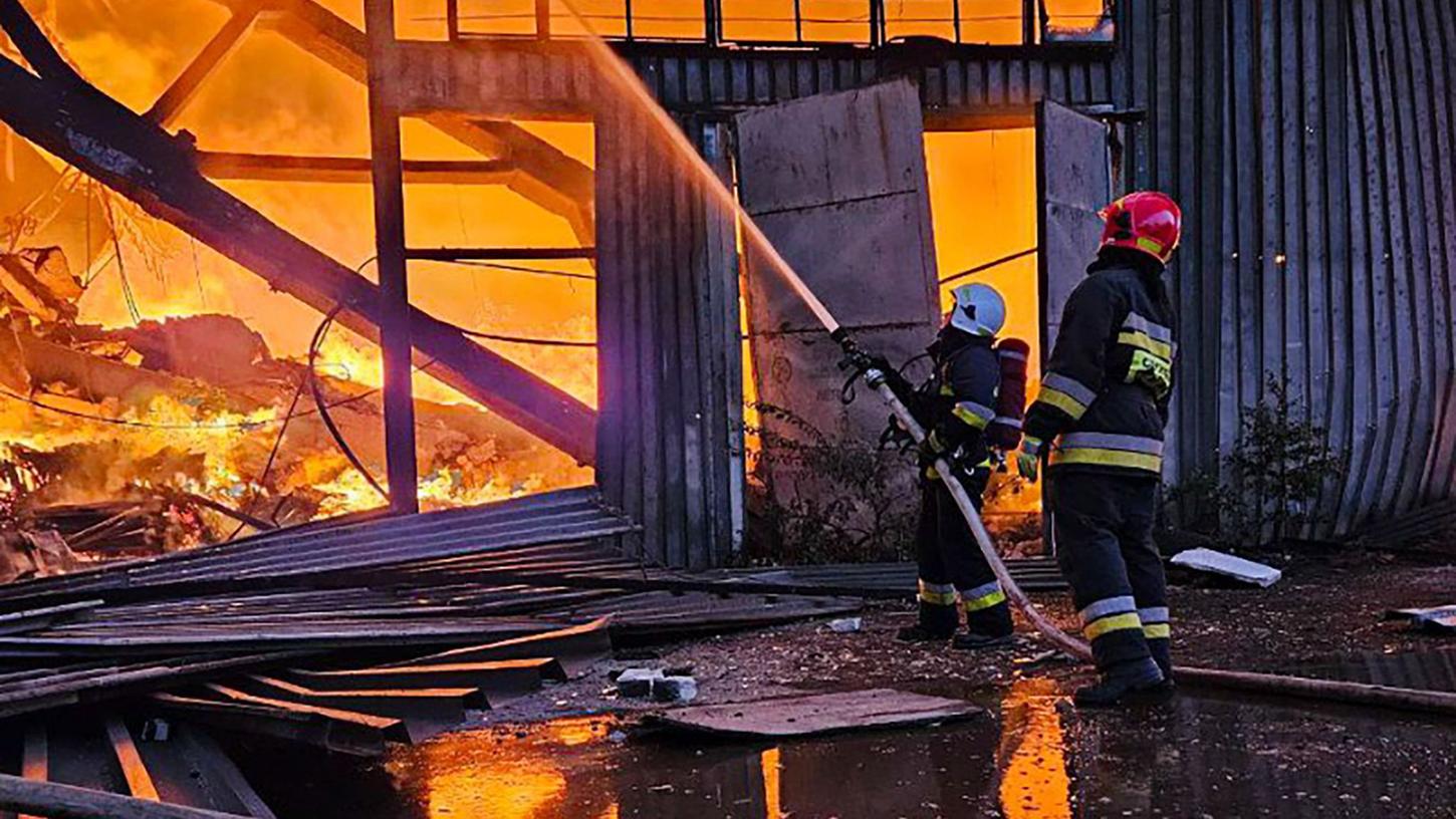 Rettungskräfte bei Löscharbeiten nach einem russischen Luftangriff auf die westukrainische Stadt Lwiw. Rettungskräfte bei Löscharbeiten nach einem russischen Luftangriff auf die westukrainische Stadt Lwiw.
