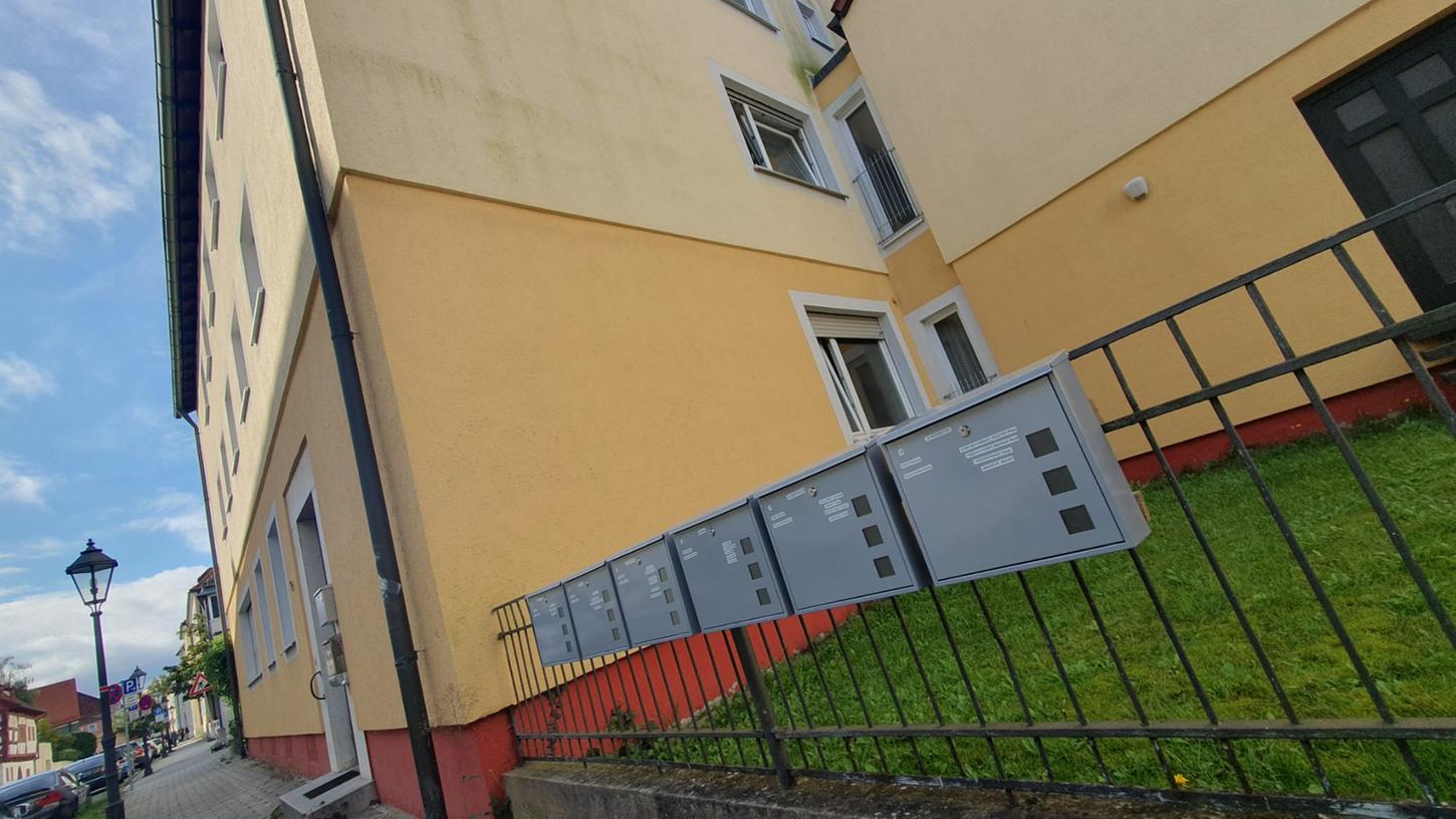 Am Zaun des ehemaligen Schwesternheims hängen viele Briefkästen. Am Zaun des ehemaligen Schwesternheims hängen viele Briefkästen.