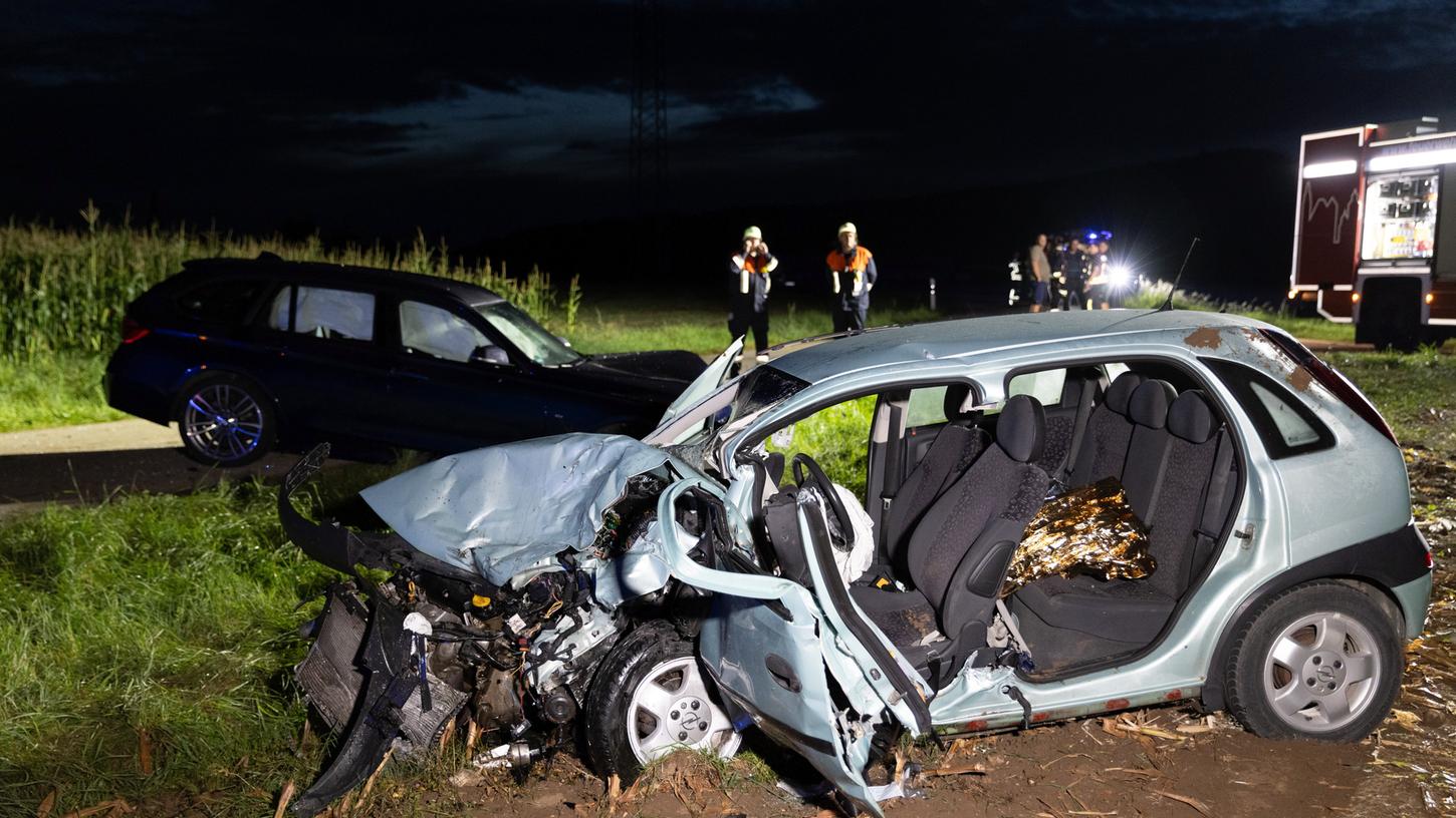 Auf der Ortsverbindungsstraße von Weimersheim in Richtung Schmalwiesen kam es Montagabend zu einem schweren Verkehrsunfall.