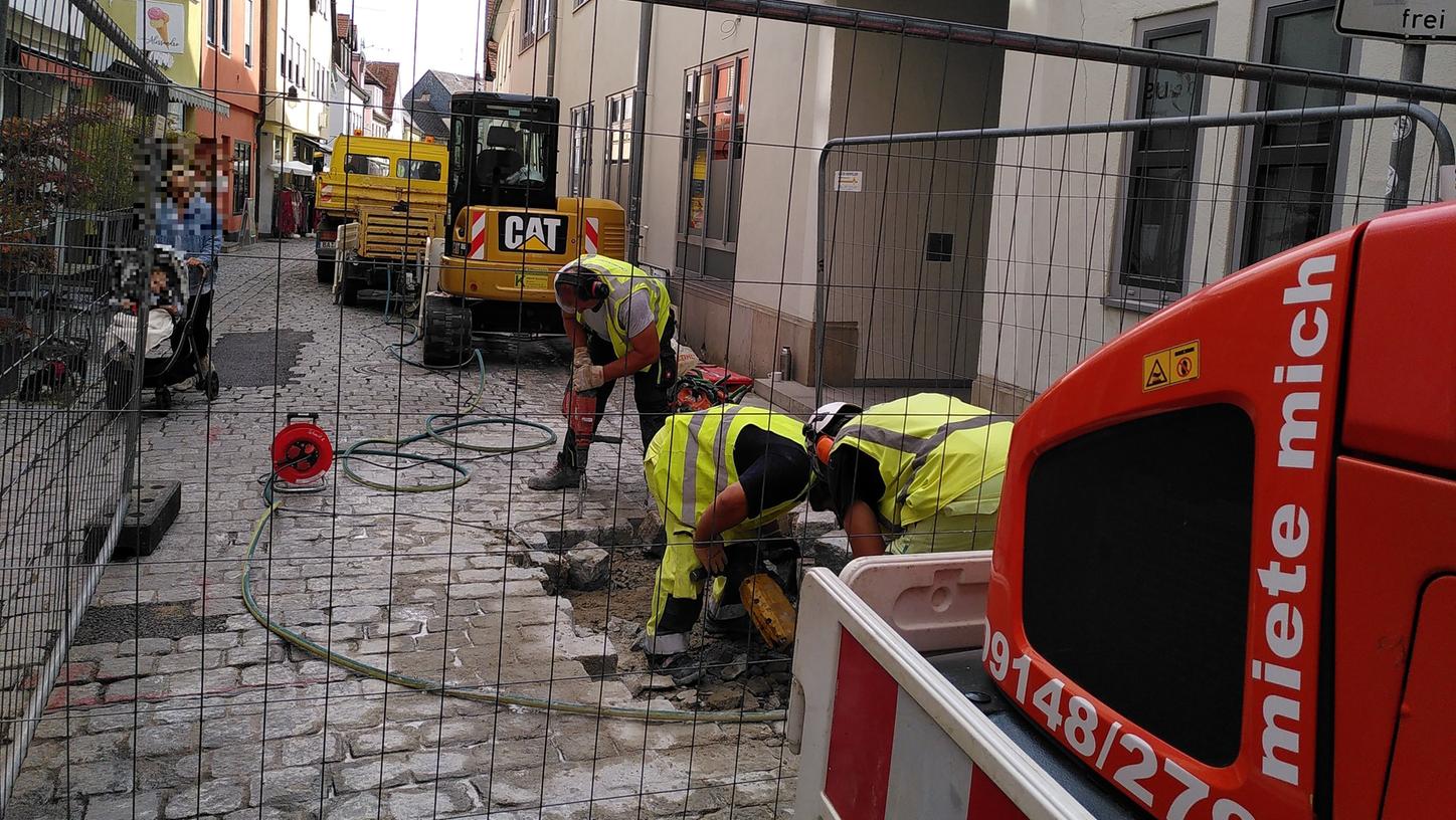 Die Bauarbeiten in der Apothekenstraße haben begonnen. Die Straße bleibt aber für Fußgänger passierbar. Die Bauarbeiten in der Apothekenstraße haben begonnen. Die Straße bleibt aber für Fußgänger passierbar.