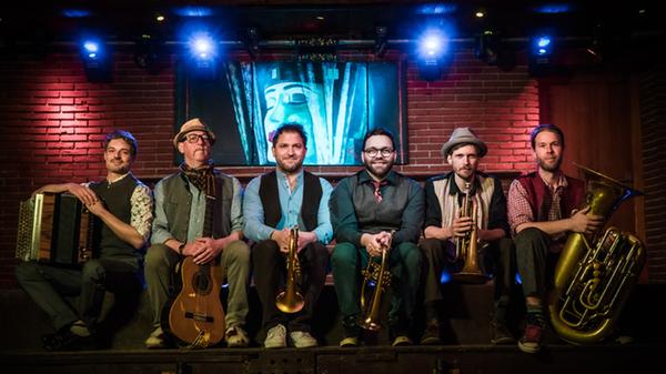 Wenn die Kapelle So&So auf die Bühne tritt und mit dem Musizieren beginnt, streift sie mit Reggae, Salsa, HipHop, Soul oder Ska die verschiedensten Genres. Am Samstag bespielt die Band das Gutmann. Beginn: 20 Uhr.