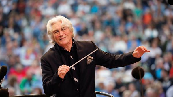Mehr als 100.000 Menschen waren dabei, als Jonathan Darlington, Chefdirigent der Nürnberger Symphoniker, Anfang August sein Debüt beim Klassik Open Air im Luitpoldhain gab. Nach dem bejubelten Auftritt im Freien folgt am Samstag das 1. Symphonische Indoor-Konzert der neuen Saison in der Meistersingerhalle. Unter dem Titel „Mit Schwung und Temperament“ eröffnen Darlington und sein Ensemble die Spielzeit und präsentieren mit Felix Klieser einen prominenten Hornisten an ihrer Seite.