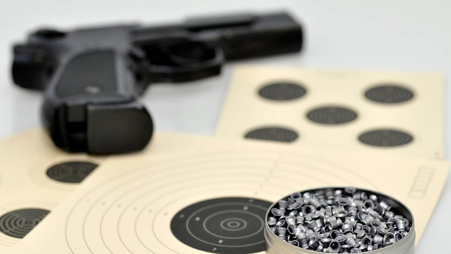 Im Nürnberger Stadtteil Steinbühl wurde eine Gruppe mit einer Waffe bedroht. (Symbolbild) Im Nürnberger Stadtteil Steinbühl wurde eine Gruppe mit einer Waffe bedroht. (Symbolbild)