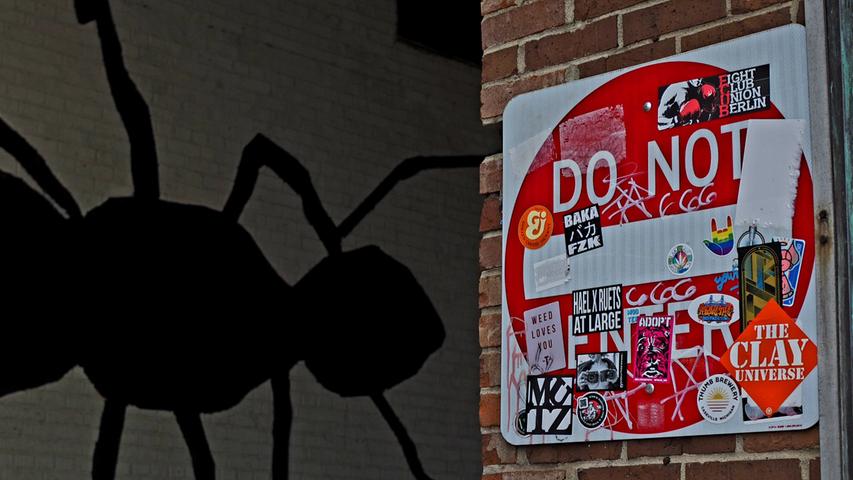 Kein Durchgang für Ameisen - Graffito in Ann Arbor. Die spannende Reportage über Michigan lesen Sie hier auf www.nn.de .