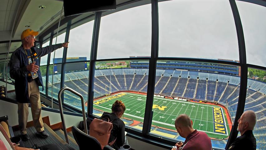 Das größte Stadion der Welt: 107.000 Menschen passen ins Football-Stadion in Ann Arbor. Es spielen dort die Michigan Wolverines, eine Uni-Mannschaft. Die spannende Reportage über Michigan lesen Sie hier auf www.nn.de .