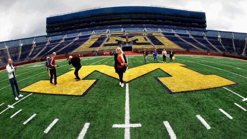Gigantisch: 107.000 Besucher fasst das Stadion der Michigan Wolverines, das Football-Team der Universität Michigan.