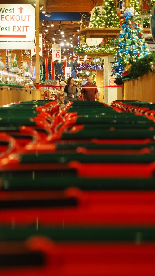Die lange Reihe der Einkaufswagen in Bronners Christmas Wonderland. Die spannende Reportage über Michigan lesen Sie hier auf www.nn.de .