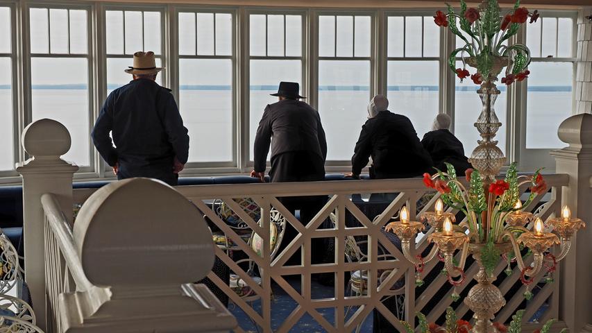 Amish People besuchen das Grand Hotel und blicken aus dem Fenster. Die spannende Reportage über Michigan lesen Sie hier auf www.nn.de .