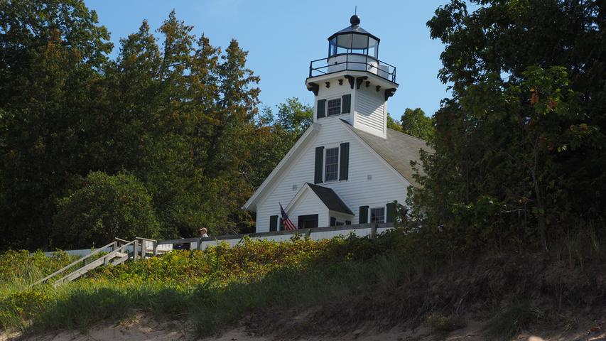 Mission Point Lighthouse an der Küste bei Traverse City. Hier kann man sich für 200 Dollar die Woche einmieten, muss aber im Laden hinterm Tresen Souvenirs verkaufen.