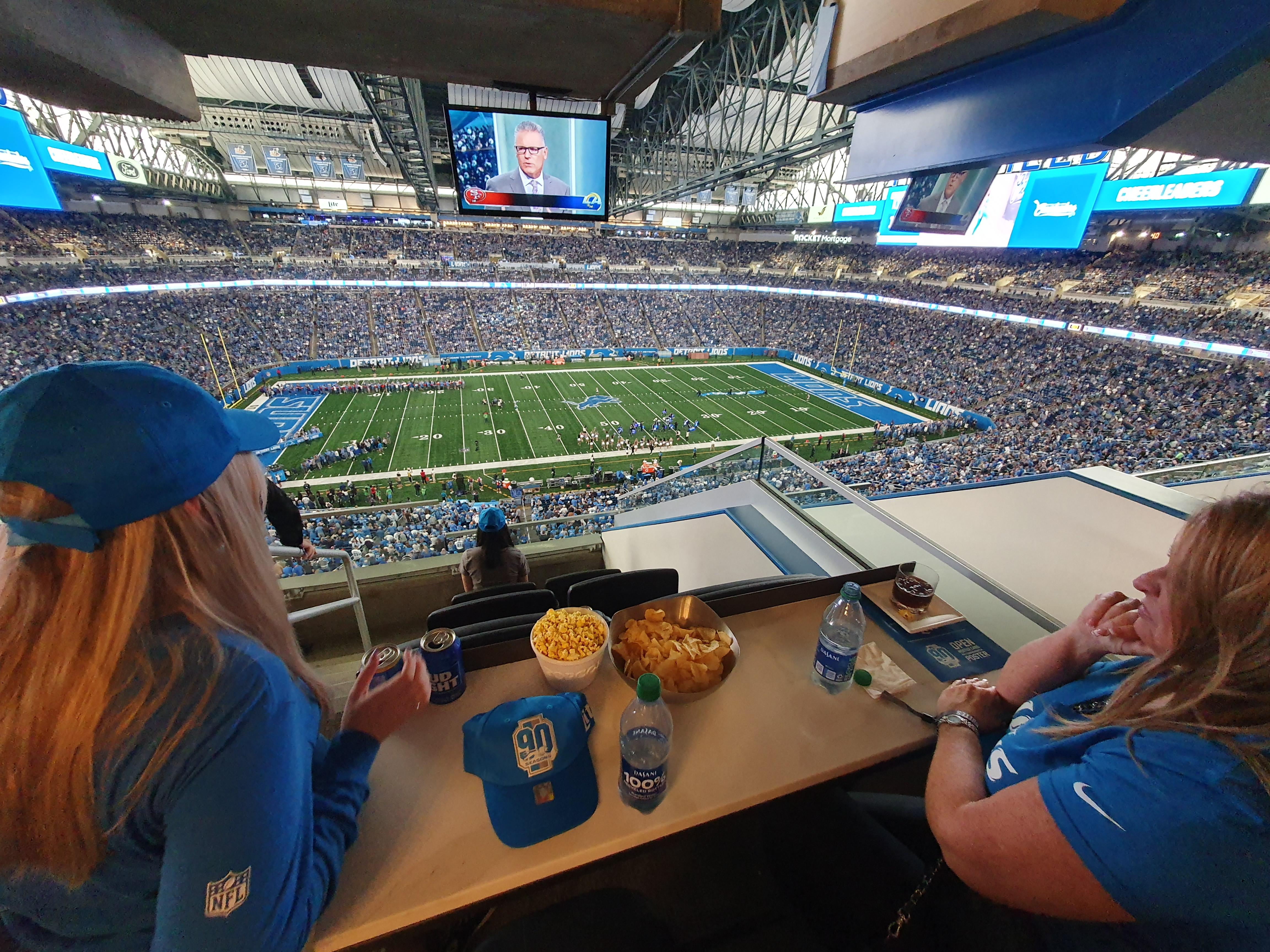 Wer sich rechtzeitig online um Karten kümmert, sollte sich im Ford Field unbedingt ein Spiel der Detroit Lions anschauen - die Zuschauer sind völlig aus dem Häuschen, der Lärmpegel steigt auf über 120 Dezibel. Wer sich rechtzeitig online um Karten kümmert, sollte sich im Ford Field unbedingt ein Spiel der Detroit Lions anschauen - die Zuschauer sind völlig aus dem Häuschen, der Lärmpegel steigt auf über 120 Dezibel.