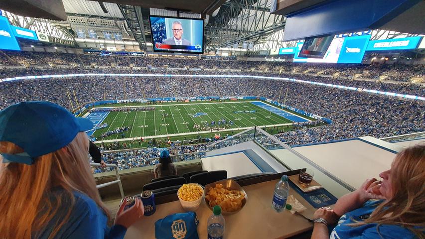 Wer sich rechtzeitig online um Karten kümmert, sollte sich im Ford Field unbedingt ein Spiel der Detroit Lions anschauen - die Zuschauer sind völlig aus dem Häuschen, der Lärmpegel steigt auf über 120 Dezibel.
