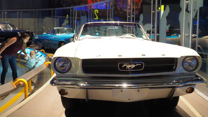 Beim Besuch der Ford-Werke nahe Detroit stehen auch diese Klassiker im Licht - vorne ein Mustang.