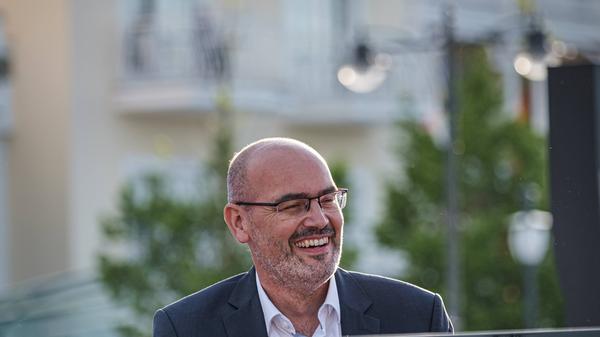 Pianist Frank Muschalle komponiert swingenden Blues und Boogie Woogie. Am Sonntag beschallt er das Casa de la Trova in Wendelstein. Der Auftritt des Produzenten beginnt um 20 Uhr.