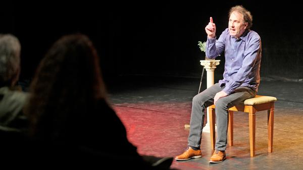 "Ich sag's jetzt nur zu Ihnen" nennt sich Stefan Waghubingers viertes Soloprogramm. Die Show beinhaltet Geschichten mit skurrilen Wendungen von tieftraurig bis zum Brüllen komisch. Am Sonntag stellt der Kabarettist sein Werk im Burgtheater vor. Start: 19 Uhr.