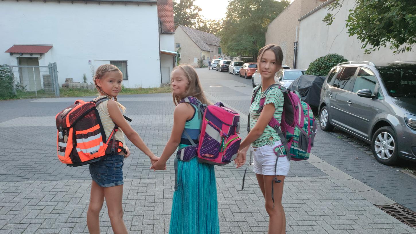 Lara und ihre Schwestern, das Bild hat Mutter Tanja Geiger für den Bericht erstellt. Die drei gehen nicht gemeinsam in die Schule. Lara wird täglich von ihren Eltern in die Montessori-Schule nach Herzogenaurach gefahren. 