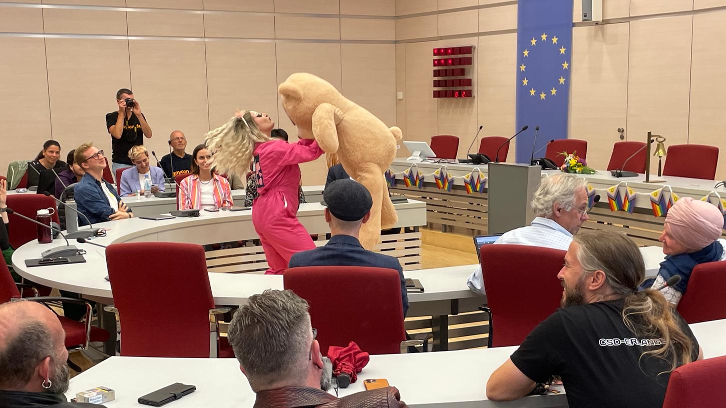 Ungewöhnlicher Anblick für diesen Ort: Performance mit Teddybär und Söder-Foto im Erlanger Rathaussaal.
