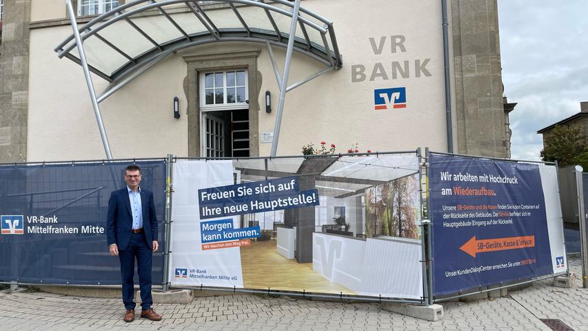 Dr. Gerhard Walther vor der Baustelle an der Filiale der VR-Bank Mittelfranken Mitte in Rothenburg ob der Tauber. Dr. Gerhard Walther vor der Baustelle an der Filiale der VR-Bank Mittelfranken Mitte in Rothenburg ob der Tauber.