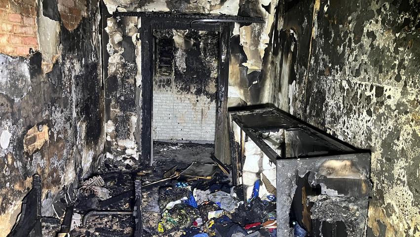 Unbewohnbar: Dieses Foto aus der Brandwohnung im Erdgeschoss hat die Berufsfeuerwehr Fürth veröffentlicht.  